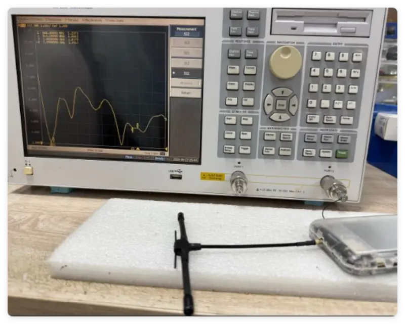 Waarom is het essentieel om bij het selecteren van een antenne op de VSWR (Voltage Standing Wave Ratio) te letten?